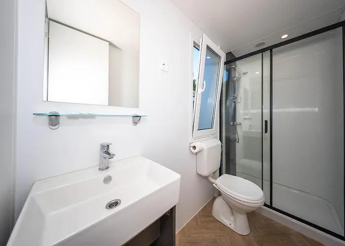 פארק נופש Mobile Homes Lovisca Premium יזרה